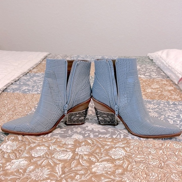 Gianni Bini Eviee Croco Metal Heel Western Country Booties Blue Size 5.5 - Picture 4 of 14